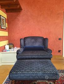 Elegante divanetto a due posti con pouf abbi