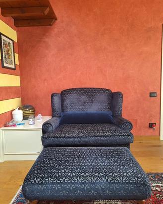 Elegante divanetto a due posti con pouf abbi