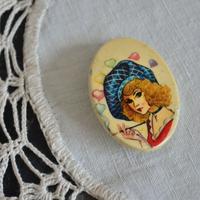 SPILLA Vintage Art Deco Plastic Decorata Pin Badge