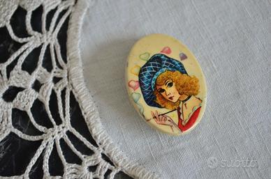 SPILLA Vintage Art Deco Plastic Decorata Pin Badge