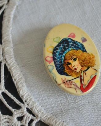 SPILLA Vintage Art Deco Plastic Decorata Pin Badge