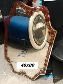 specchio sagomato con cornice vetro decorata