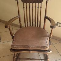 Sedia a dondolo in legno da collezione.
