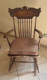 Sedia a dondolo in legno da collezione.