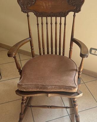 Sedia a dondolo in legno da collezione.