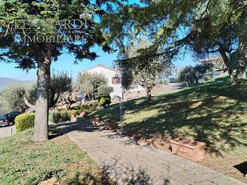Villa di 800 m² con più di 5 locali e box auto a C