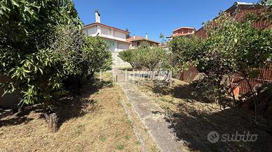 SOLUZIONE SEMI INDIPENDENTE CON GIARDINO E TERREN