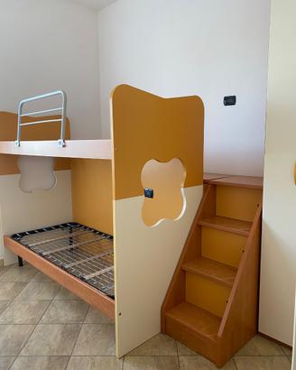 Cameretta con letto a castello,passerella,armadio