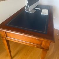 Scrivania in noce e pelle blu con sedia