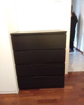 Cassettiera nera.