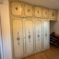 Armadio in legno tamburato dipinto a mano con corn