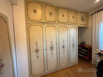 Armadio in legno tamburato dipinto a mano con corn