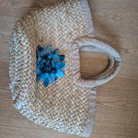 borsa di paglia con fiore