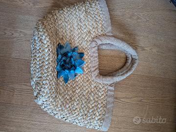 borsa di paglia con fiore