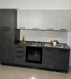cucina con elettrodomestici 