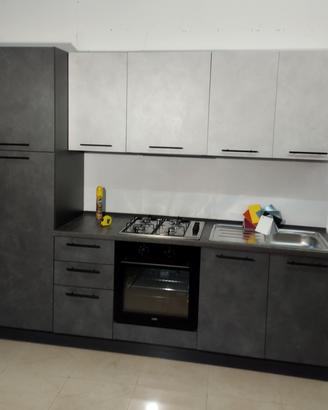cucina con elettrodomestici 