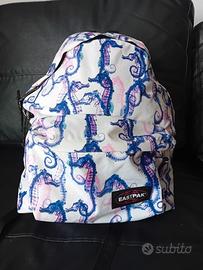 zaino eastpak cavallucci marini