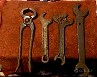 Vecchie chiavi e tenaglia
