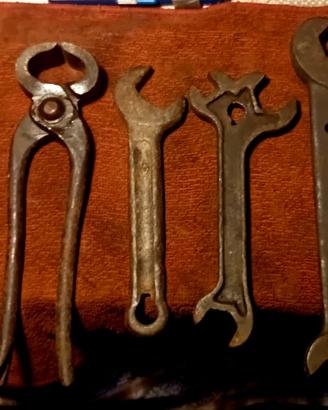 Vecchie chiavi e tenaglia