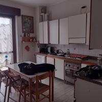 cucina con tavolo e sedie