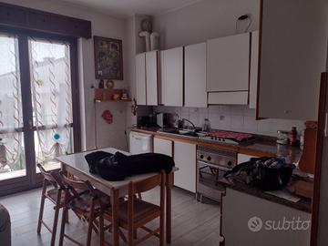 cucina con tavolo e sedie