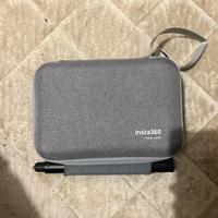 Insta 360 x5 con tre piedi a ventosa per auto
