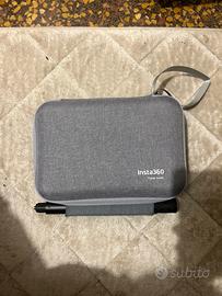 Insta 360 x5 con tre piedi a ventosa per auto