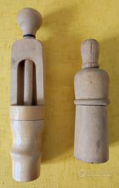 Vecchie tappatrici in legno per tappi da sughero
