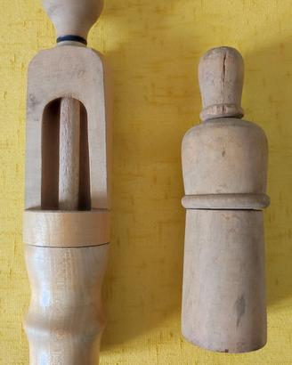 Vecchie tappatrici in legno per tappi da sughero