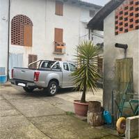 Casa con cortile e terreno