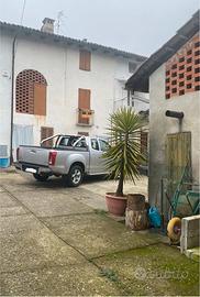 Casa con cortile e terreno