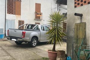 Casa con cortile e terreno