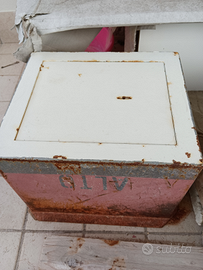 Cassaforte a muro vintage