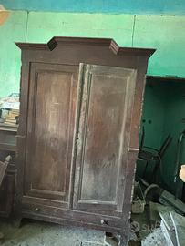Armadio d'epoca in legno da restaurare