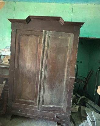 Armadio d'epoca in legno da restaurare