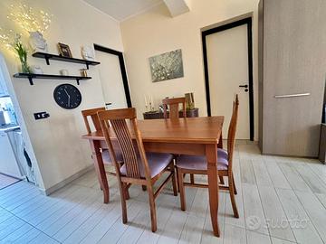 Tavolo di legno allungabile con 4 sedie
