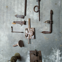 Serrature staffe chiavi d'epoca