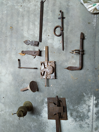 Serrature staffe chiavi d'epoca