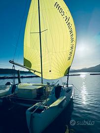 Catamarano a vela in carbonio