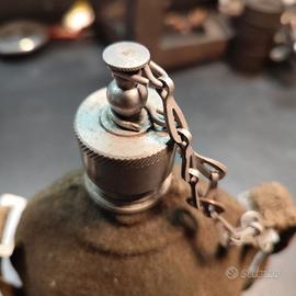 Borraccia militare vintage in metallo con rivestim
