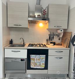 Cucina con elettrodomestici