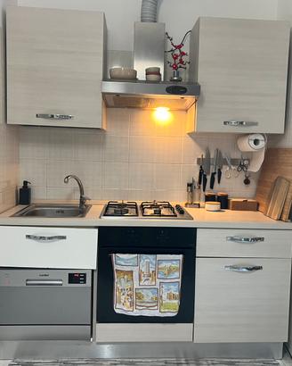 Cucina con elettrodomestici