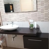 mobile bagno con mensola e lavabo