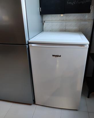 Congelatore verticale Whirlpool a tre cassetti.