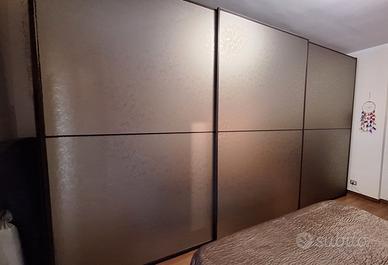 Armadio con ante scorrevoli legno e vetro