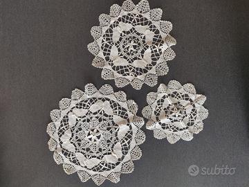 Set di 5 centrini all'uncinetto varie dimensioni