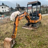Mini escavatore Hanix 15 q con martello e 3 benne