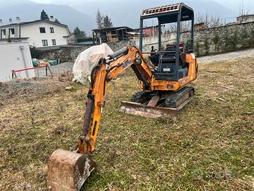 Mini escavatore Hanix 15 q con martello e 3 benne