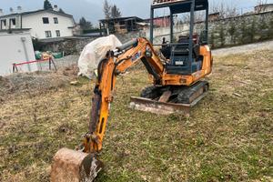 Mini escavatore Hanix 15 q con martello e 3 benne