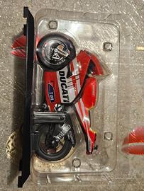 Modellino Ducati Desmosedici GP 11 Valentino Rossi